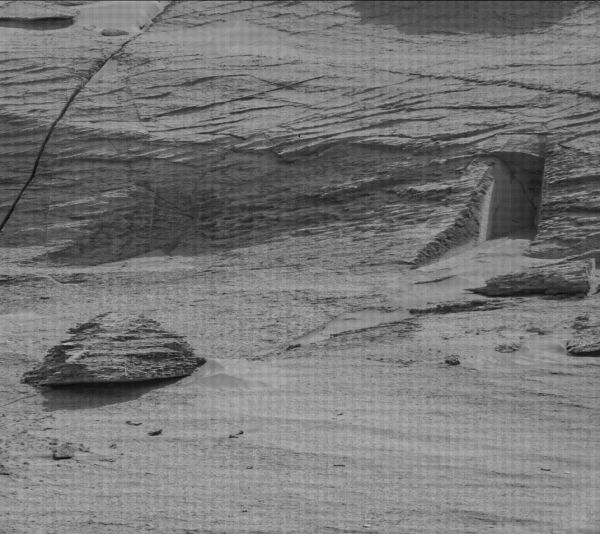 
Марсохід Curiosity сфотографував "вхід у марсіанське підземелля" – фото 