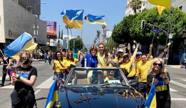 Дискваліфікована "Міс Україна-2018" Дідусенко на параді у Лос-Анджелесі позувала з прапором України - Новини України