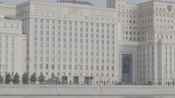 Біля будівлі Міноборони Росії вивісили триколор із написом "Сегодня не мій день" - Новини України