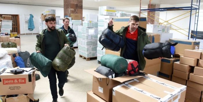 Волонтери розподіляють гуманітарну допомогу для бійців ЗСУ та українців, які покинули свої домівки через війну
