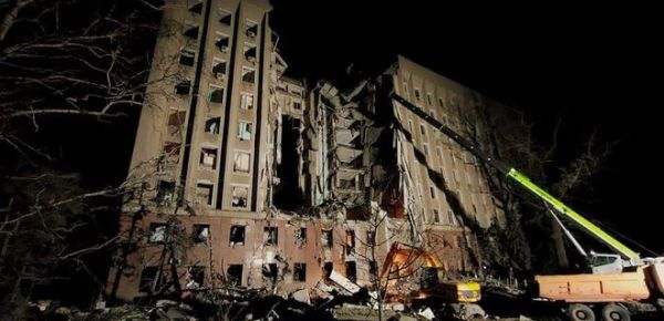 
Ударом в Миколаївську ОДА росіяни вбили 27 людей – оновлено 