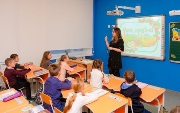 Вчителі в Україні стали заробляти менше – омбудсмен