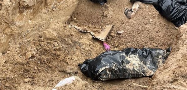 
У Бучі виявили три місця масових поховань. Нові тіла знаходять щодня – мер 