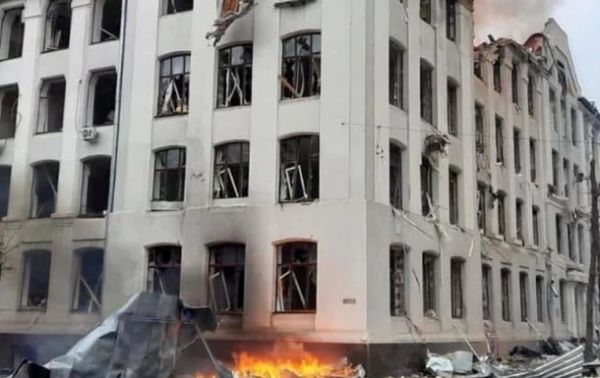 У центр Харкова влучили ракети, зруйновано будівлю