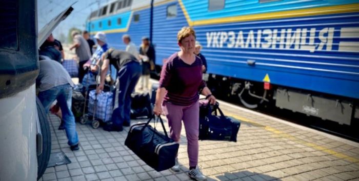 Донбас обов'язкова евакуація переселенці біженці Кабмін потяг Укрзалізниця