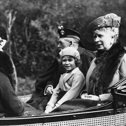 Життя та правління королеви Єлизавети II в архівних фото - Новини України