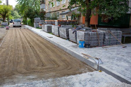В Івано-Франківську триває ремонт двору на вулиці Берегова, 34.