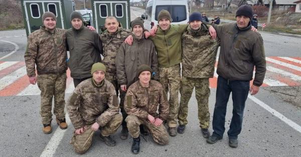 Україна повернула з полону 12 захисників Маріуполя, ЧАЕС та острова Зміїний - Новини України
