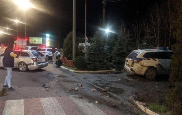 На трасі Київ-Чоп автомобіль врізався у блокпост та наїхав на військового