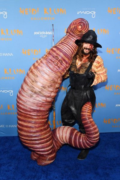 Зірки на Гелловін 2022: Хайді Клум у костюмі черв'яка, а Кендал Дженнер - огірка - Новини України
