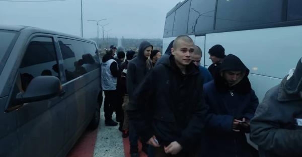 З російського полону звільнили захисників «Азовсталі» та нацгвардійців, що охороняли ЧАЕС - Новини України