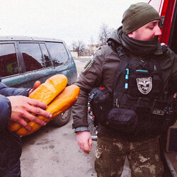 Поліцейські та волонтери під обстрілами доставили подарунки для мешканців Луганщини - Новини України