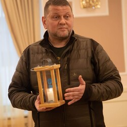Головнокомандувач ЗСУ прийняв від пластунів Віфлеємський вогонь світу - Новини України