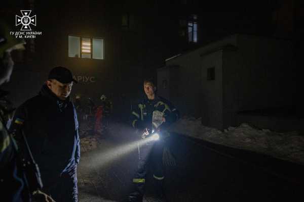 
У багатоповерхівці в Києві через коротке замикання вибухнув гелевий акумулятор – фото, відео 