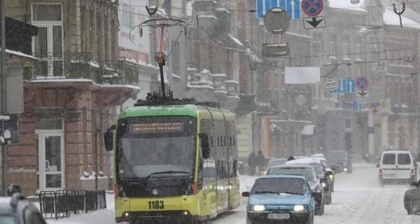 У Львові через негоду зупинилися трамваї та тролейбуси - Новини України