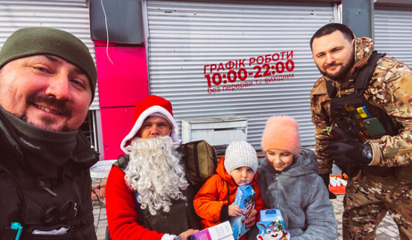 Поліцейські та волонтери під обстрілами доставили подарунки для мешканців Луганщини - Новини України