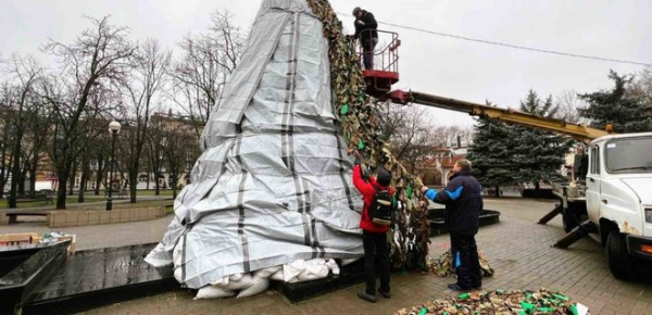 
Які часи, така і ялинка. У Миколаєві новорічне "дерево" буде в стилі мілітарі – фото 