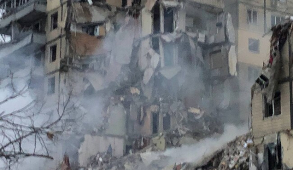 Росіяни потрапили багатоквартирним будинком у Дніпрі: під завалами є люди - Новини України