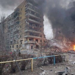 Росіяни потрапили багатоквартирним будинком у Дніпрі: під завалами є люди - Новини України