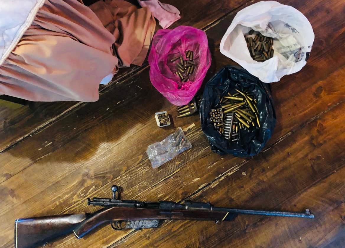 У Яремче в чоловіка вдома знайшли понад 200 набоїв та дві вогнепальні зброї (ФОТО)