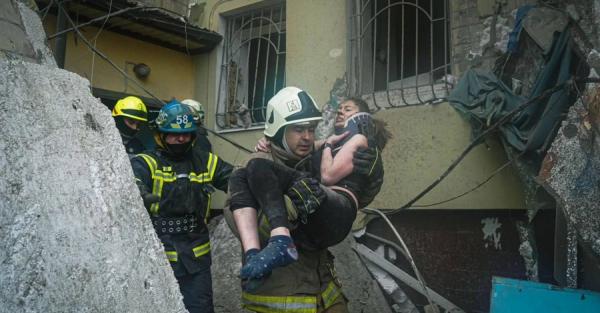 У Дніпрі дивом вдалося врятувати жінку: рятувальники почули голос із-під завалів - Новини України