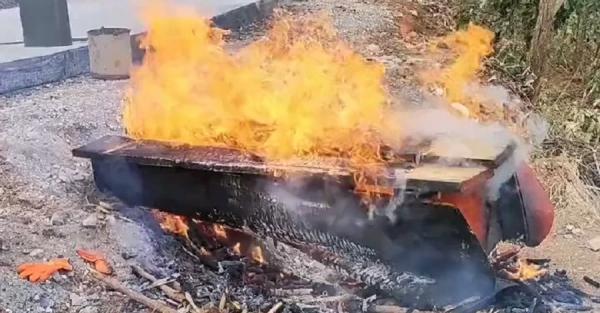 У Китаї сім'ї почали спалювати померлих посеред вулиць - Новини України