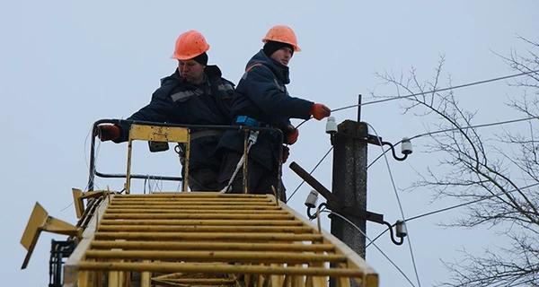 Сильний вітер в Україні призвів до аварійних відключень світла - Новини України