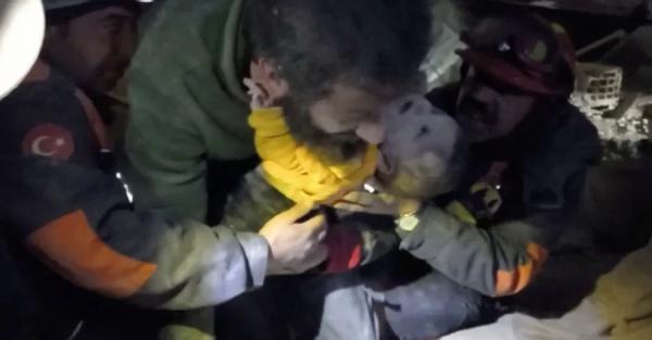 В Сирії з-під завалів врятували дівчинку, що народилася вже під уламками - Новини України