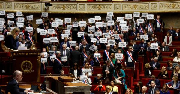 Парламент Франції не зміг повалити уряд і відхилити скандальну пенсійну реформу - Новини України