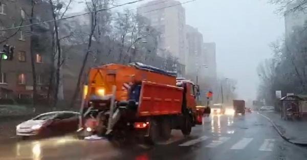 У Києві випав сніг: влада столиці просить містян бути обережними - Новини України