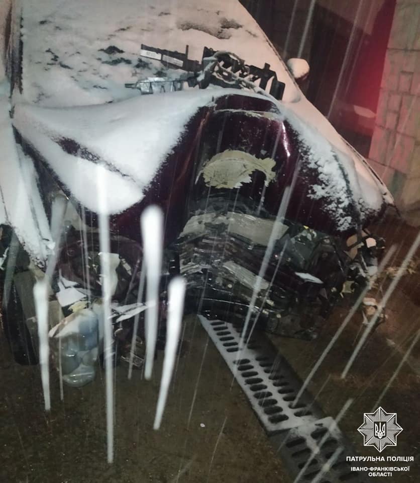 У Франківську водій на швидкості збив електроопору і втік (ФОТО)