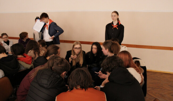 У Києві школярі виступили у формі, схожій на піонерську - Новини України