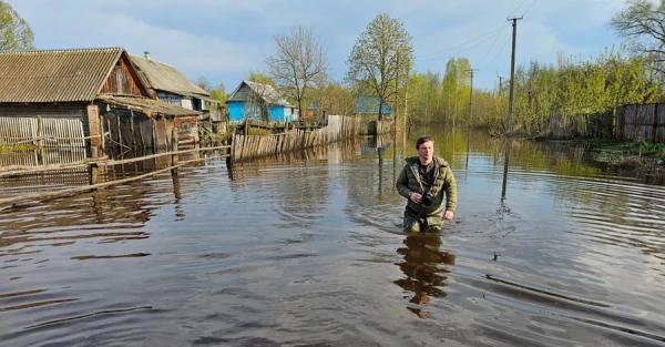 Дмитро Комаров на кордоні з Білоруссю опинився майже по пояс у воді - Новини України