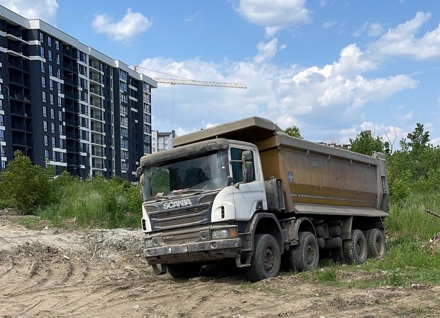 У Франківську на березі Бистриці вантажівками скидали будівельне сміття – їх затримали (ФОТО)
