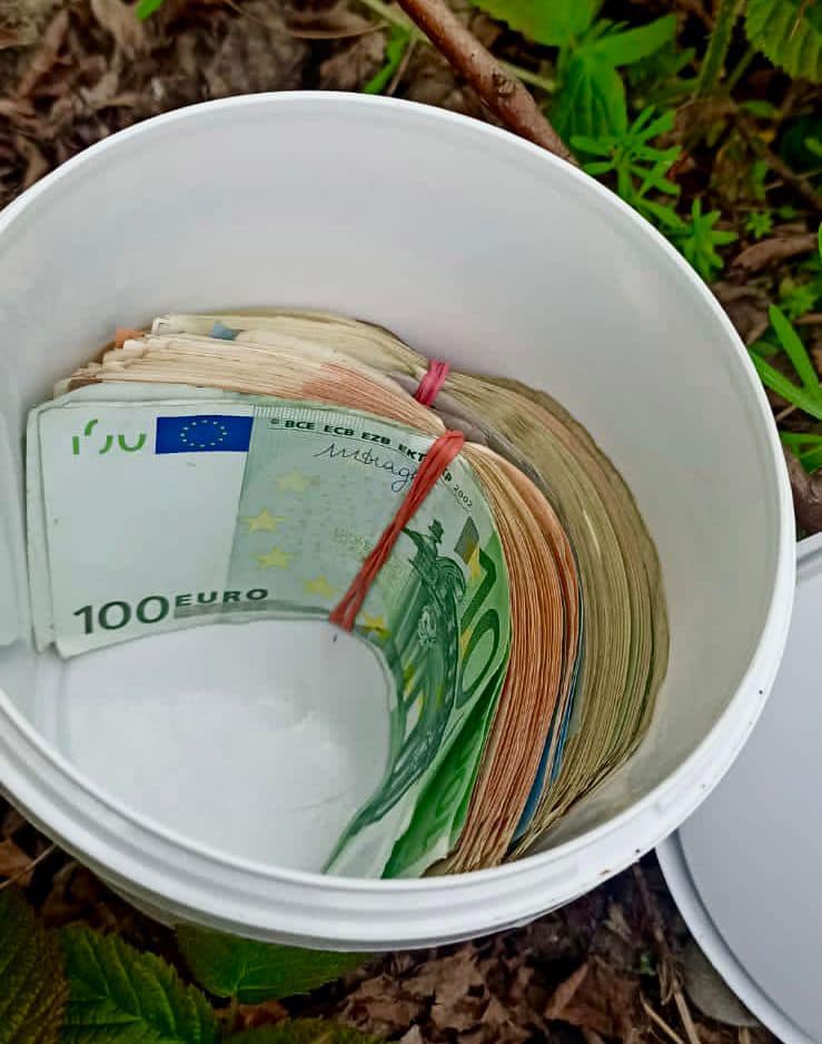 У Косові 24-річний чоловік вкрав з магазину 15 000 доларів і 5 000 євро (ФОТО)