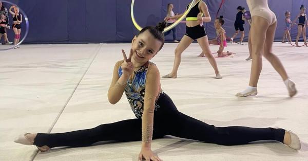 Семирічна гімнастка, яка торік втратила ногу після російського обстрілу, виграла перші змагання - Новини України