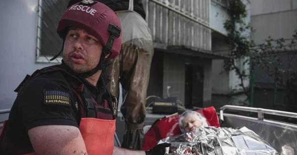 У Херсоні рятувальник приїхав евакуювати жінку і впізнав у ній свою вчительку - Новини України