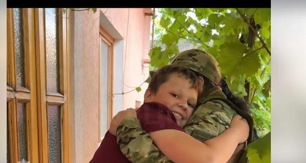 Нацполіція показала відео зустрічі патрульної, яка повернулася з фронту, зі своїм сином - Новини України