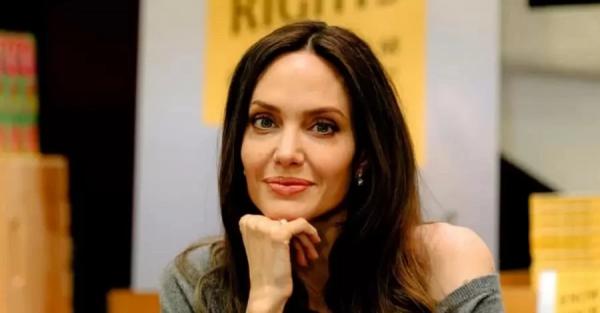Анджеліна Джолі закликала допомагати українським активістам та волонтерам - Новини України