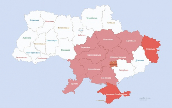 Повітряна тривога охопила половину України