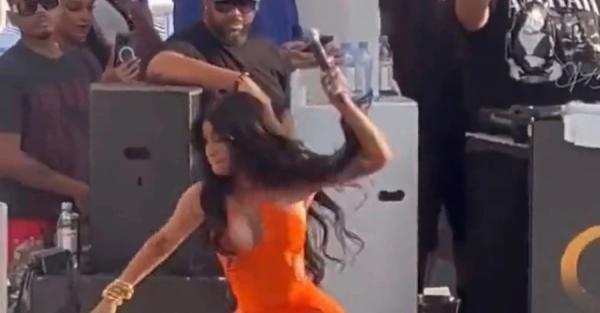 Cardi B "зарядила" у фаната мікрофоном після того, як він кинув у неї напій - Новини України