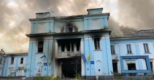 Росіяни розбомбили Палац культури у Вартовому Яру, він згорів  - Новини України