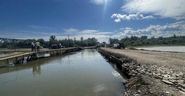 На Закарпатті відновили рух машин трасою Н-09 через річку Тересва, де обрушився міст  - Новини України