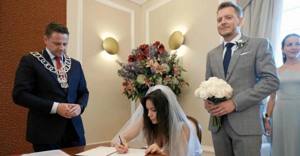 Мер Варшави особисто одружив свого знайомого та біженку з України - Новини України