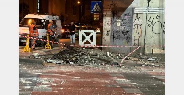 Помер чоловік, який впав разом із балконом у центрі Львова - Новини України