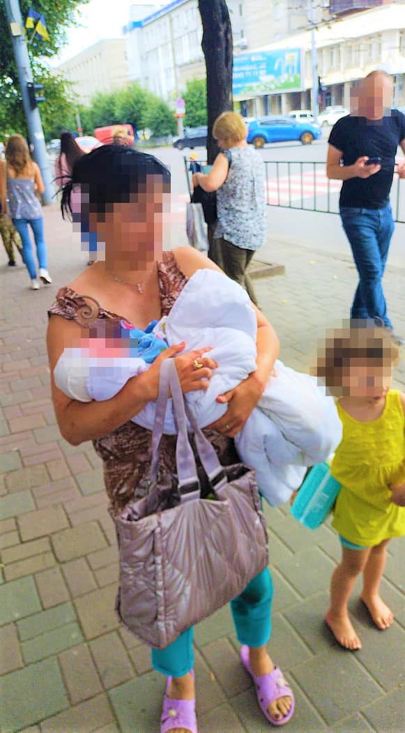 На Прикарпатті жінка викрала двох дітей і побила сокирою їх старшу сестру (ФОТО)