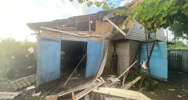 На Київщині внаслідок ракетної атаки пошкоджено десять приватних будинків та дві людини травмовані - Новини України