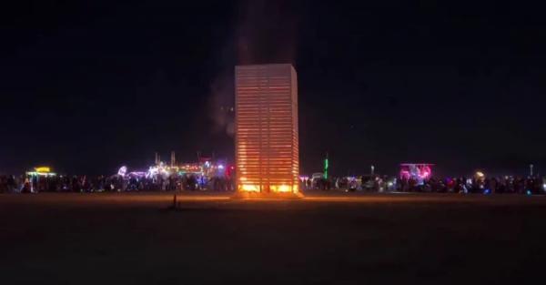 На Burning Man 2023 спалили українську скульптуру, аби "відродити" птаху-фенікс - Новини України