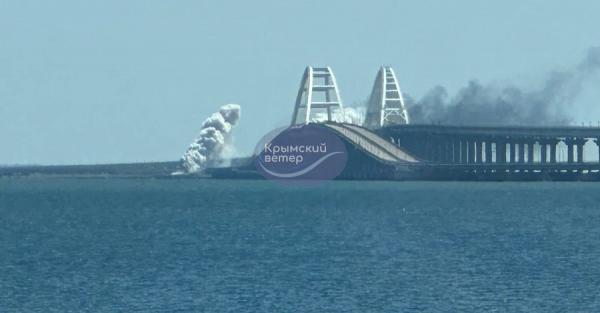 Дві ракети намагалися атакувати Кримський міст, заявили окупанти. - Новини України