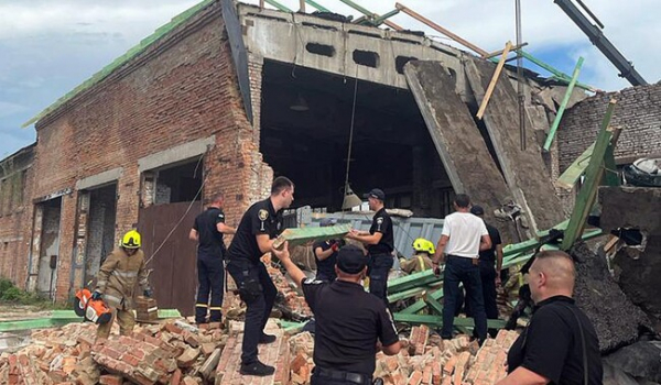На Полтавщині обвалилася будівля, під завалами опинилися люди - Новини України